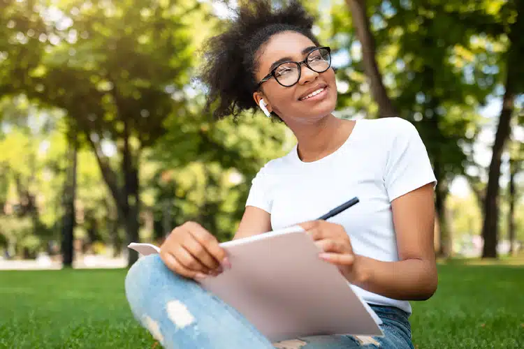 a female college student earning her low-cost degree online