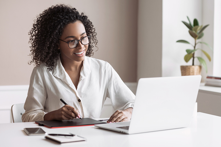 a female college student earning her degree online