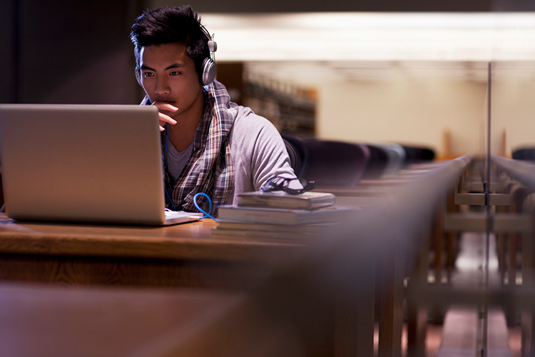 a male college student earning his degree online