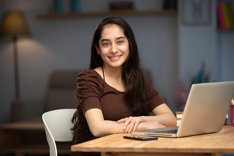 a female college student earning her credits online