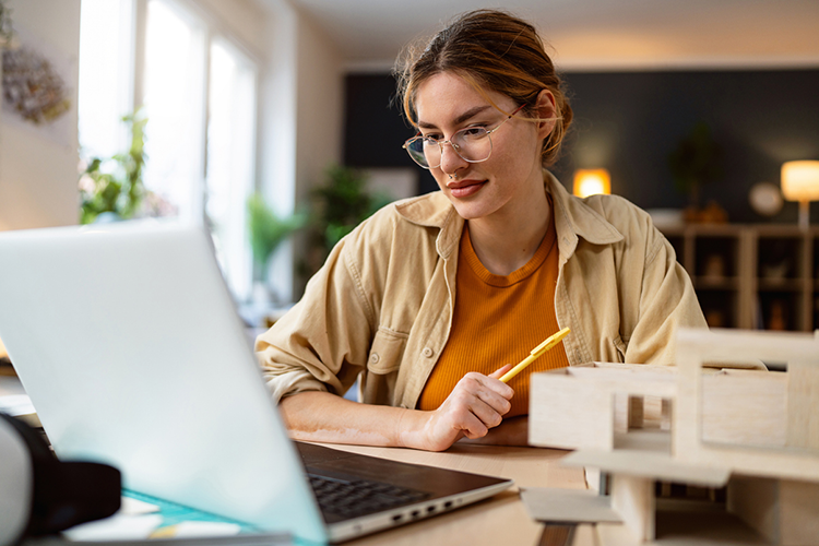 a female college student earning her computer science degree online