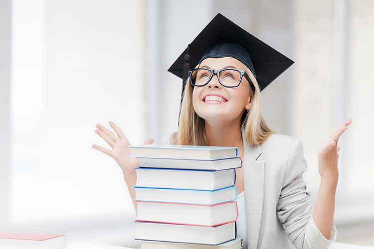 una joven estudiante imaginándose a sí misma graduándose de la universidad